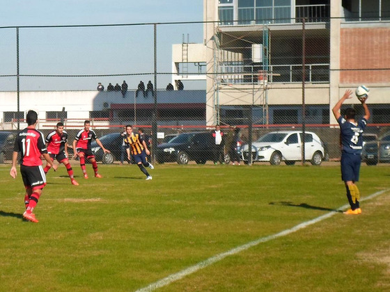 Emanuel Andrada haciendo un lateral. El partido fue intenso pero de discreto nivel.