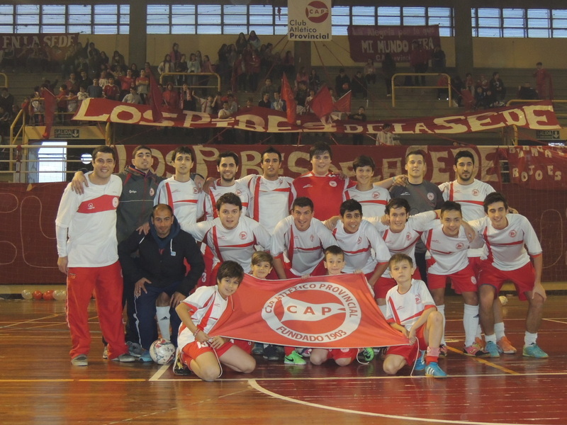 Plantel completo y la hinchada de fondo. El rojo se desahogó con el final del partido.