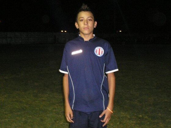 Agustín juega en Tiro Suizo y la práctica del lunes fue en ese club. Como ídolo citó a su primo.