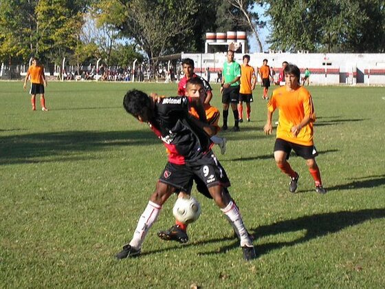 El negro Matías Sen, presionado de cerca por Brian Castillo. El "cuatro" de Renato le saca el balón desde atrás.