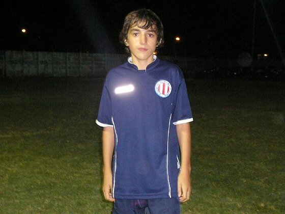 Ignacio es hincha de Racing y juega de enganche. Como no podía ser de otra manera admira a Gio Moreno.