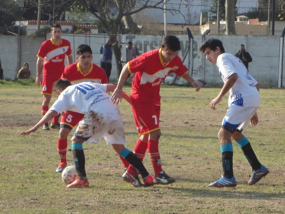 Ledesma del salaíto, pasa entre Gramajo y Jonatan Martínez en acción del primer tiempo.