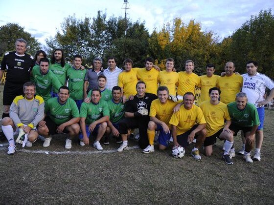 Los dos equipos posando juntos para la foto. Jugaron ex futbolistas, allegados, y el árbitro fue Sottomano.