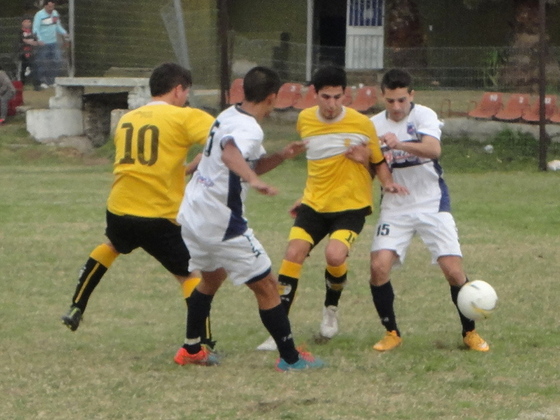 De hacha y tiza. Así fue en muchos momentos el partido. Se metió en cada bocha.