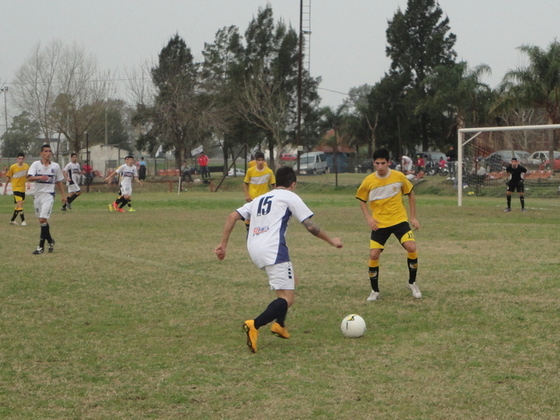 Otra vez Emanuel Marcci encarando, vertical, hacia el área rival. Les faltó la puntada final.