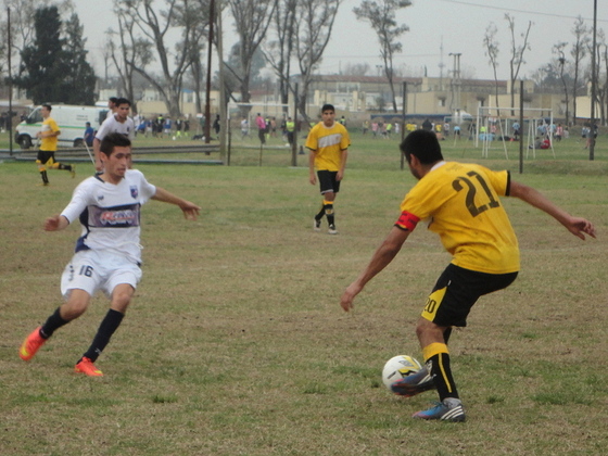 José Banegas, el capitán local, no se rindió y empujó para que su equipo pudiera empatar.