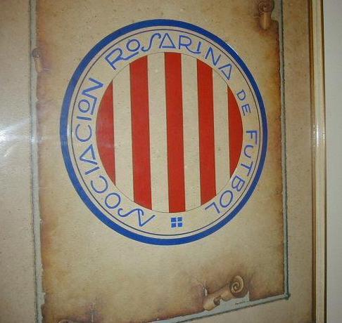 El escudo de la Asociación Rosarina de Fútbol en sus inicios. Como se ve, con rayas más finas.