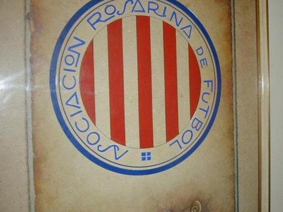 El escudo de la Asociaci&oacute;n Rosarina de F&uacute;tbol en sus inicios. Como se ve, con rayas m&aacute;s finas.