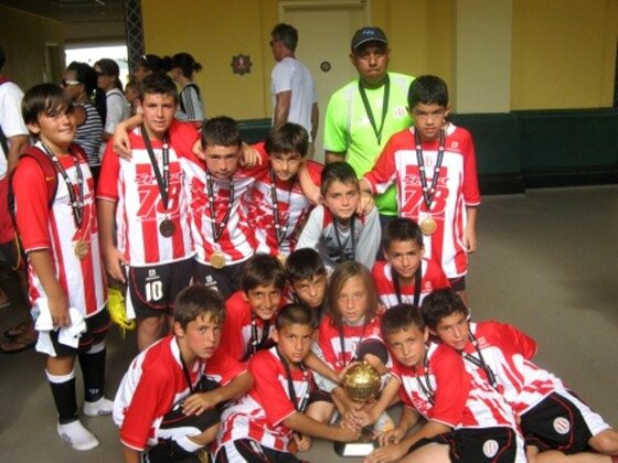 Los chicos del Sub11 luciendo la medalla en el pecho, y la Copa del "Disney's Memorial Day Soccer Shootout".