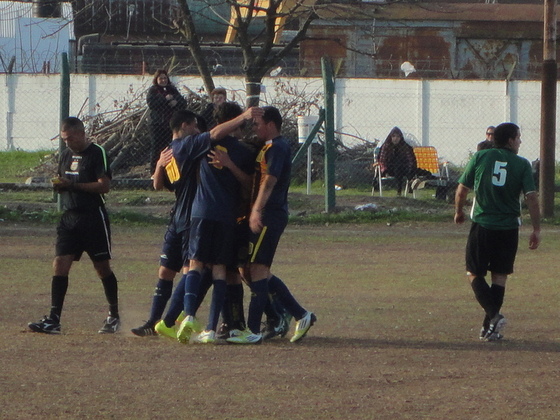 Enzo Pérez, ex jugador de Juan XXIII y San Roque, festeja su gol. El 2 a 2 llegó sobre el final.