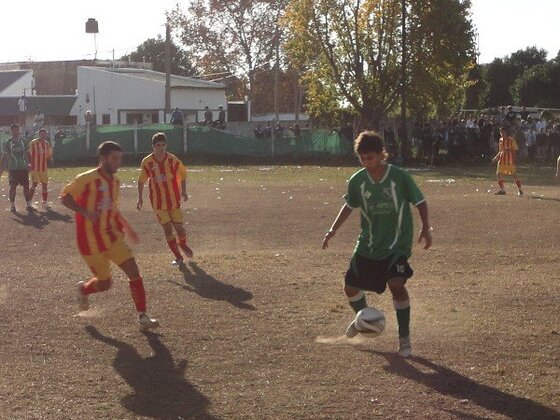 Milicich maneja la pelota pese a la presión de Brian Navarro. El terreno de dimensiones reducidas no ayudó.
