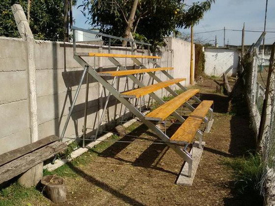 Hace unas semanas se inauguró una tribuna, que se ubicó a la altura de la mitad del campo.
