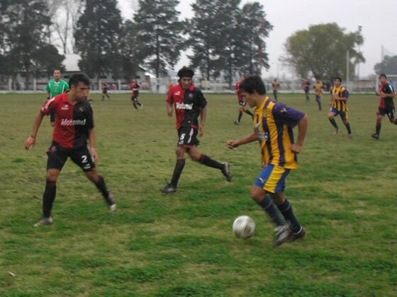 Figueroa, el delantero por el que pasó todo el fútbol auriazul en el primer tiempo, encara a Lechner.