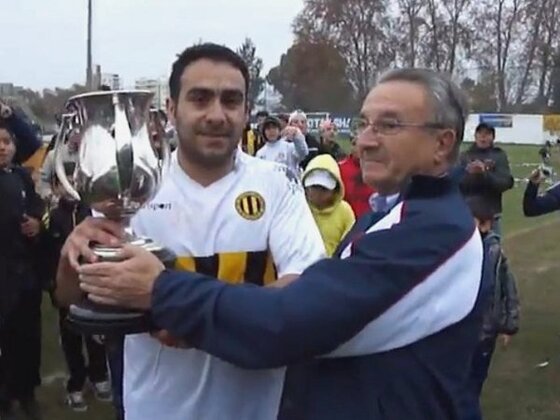 José Ubal, de 31 años, es marcador de punta y capitán. Aquí recibe de Mario D'Ascanio el preciado trofeo.