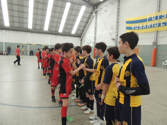 ¡Venga esa mano! Canallas y Leprosos mostraron su hospitalidad antes del inicio del juego.