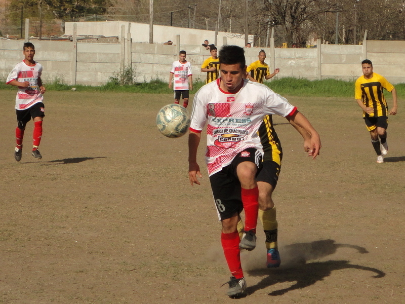 Milton Ortiz cuidando la pelota durante la tarde de ayer. Arijón tiene nuevas camadas.