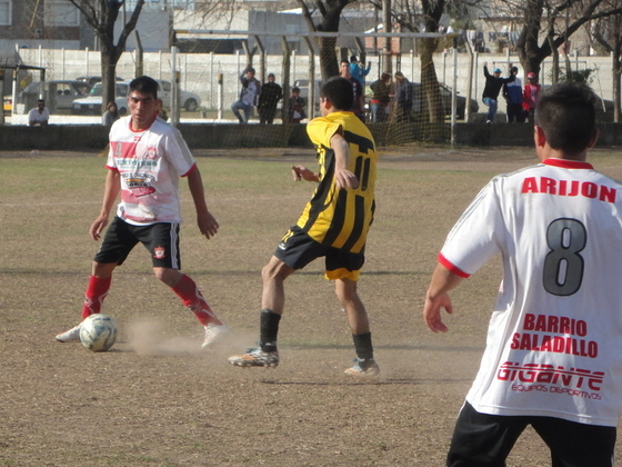 Aunque algunas irregularidades dificultaban el juego por abajo, Arijón intenta ser prolijo.