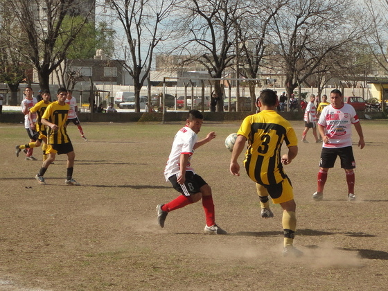 Rivasseau atacando. El "3" de Alianza metió un tiro en el travesaño en el segundo tiempo.