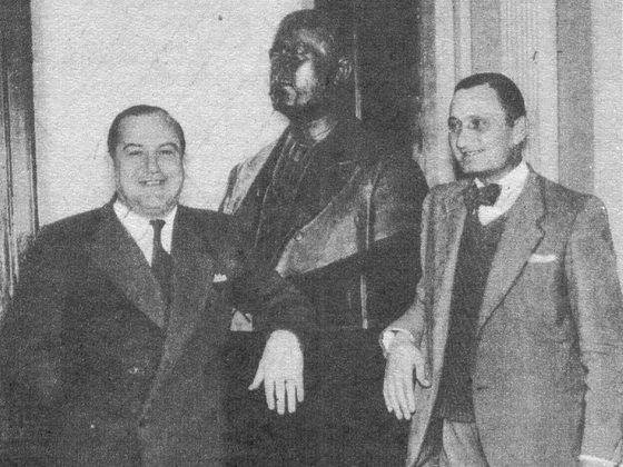En 1941 Adolfo Celli y Florindo Bearzotti, ex jugadores de Ñuls, posan con el busto de Isaac Newell.