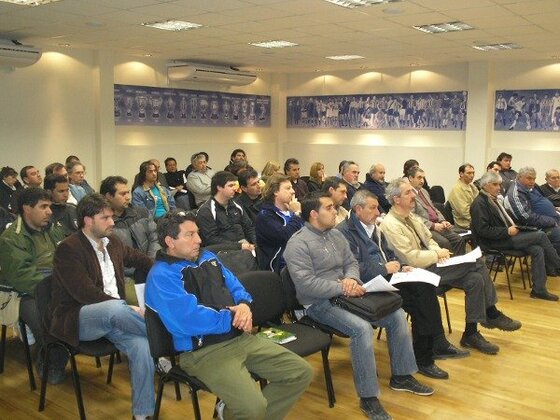 Hubo unanimidad. Los directivos de todos los clubes coincidieron en que era necesario parar la pelota.