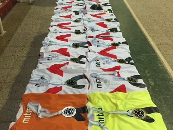 Las camisetas y medallas entregadas a los integrantes de la Delegación 2015, prolijamente ordenadas a la espera de ser entregadas