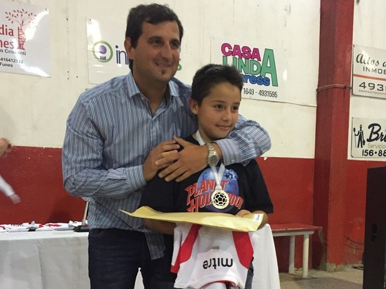 Cada entrenador hizo entrega de la camiseta y medalla a los integrantes de su equipo. Gonzalo Magurno fue el técnico del Equipo Sub-10 coronado Sub-Campeón