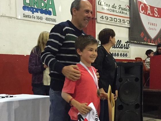 Cada entrenador hizo entrega de la camiseta y medalla a los integrantes de su equipo. Diego Scoppa estuvo a cargo del Equipo Sub-11 y fue además el jefe de la delegación