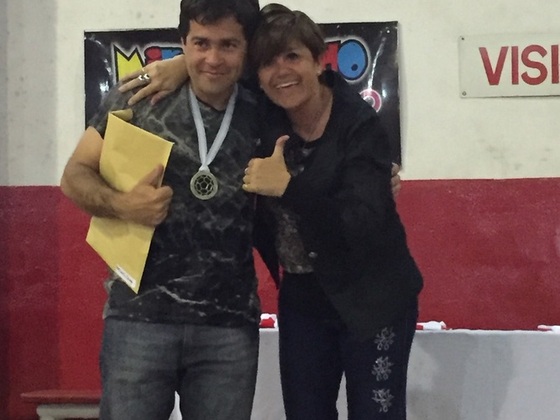 Débora Edreira, tesorera de la ARF y presidenta de la delegación, entrega la medalla de honor a cada uno de los técnicos y recibe también la suya en agradecimiento por la excelente labor realizada durante todo el año.