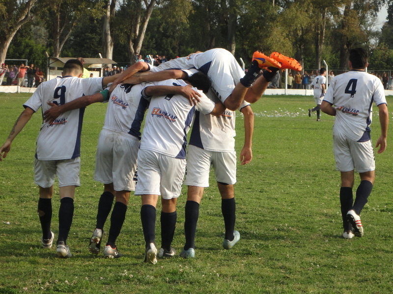 El festejo del segundo gol de Mitre. Un tiro libre magnífico de Mauricio Chiodo al ángulo.