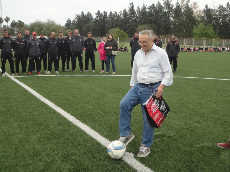 El Vicepresidente Primero de Rosarina, Mario D'ascanio, dando el puntapié inicial.