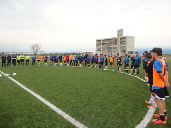 Durante el acto, los jugadores de ambos equipos se intercalaron en señal de caballerosidad.
