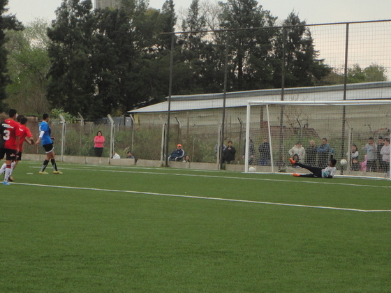 Franco Valor, de penal, convirtió el primero de los goles. El zaguero central mostró solidez.