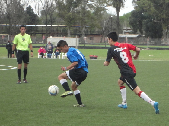 Leandro Belén, un chico de Newell's, enfrentando a sus compañeros con la casaca de ARF.