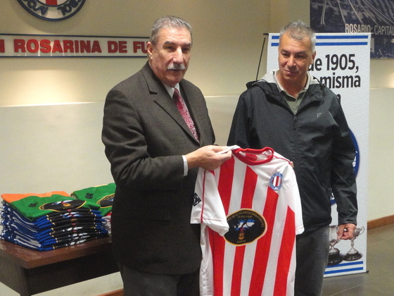 Mario Giammaría, impulsor fundamental de estos acercamientos, mostrando una camiseta.