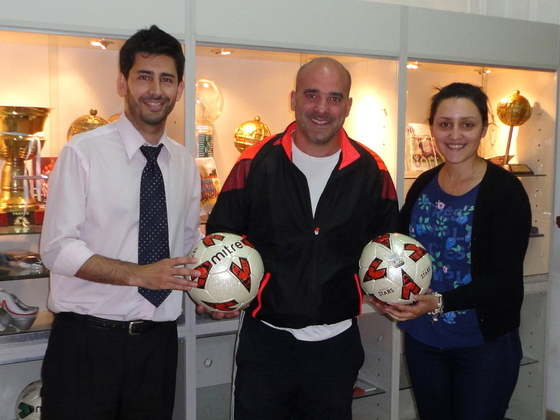 Empleados de la Asociaci&oacute;n Rosarina, entregando los balones a Gustavo Fern&aacute;ndez de Mitre.