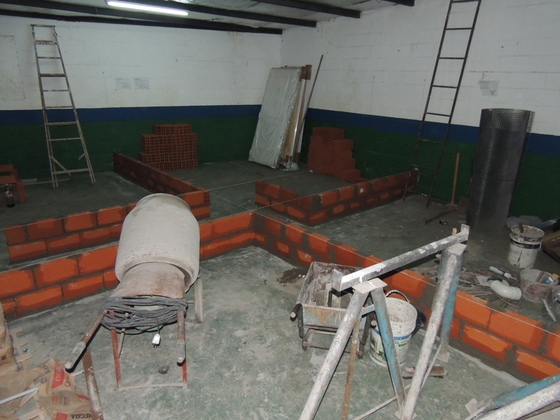 Ya comenzaron. En el antiguo gimnasio montarán cuatro vestuarios para el fútbol infantil.