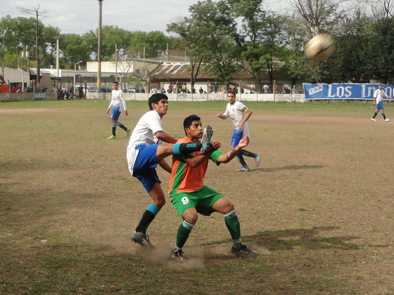 H&eacute;ctor Romero intenta recibir un bal&oacute;n, pero lo hace con la presi&oacute;n de Diego Torres detr&aacute;s.