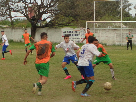 Ramiro Parisi, capitán de Argentino, encarando por el medio a Jonatan Medina del Bota.