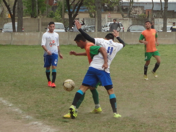 Julián Díaz cubre la franja con su cuerpo. El partido fue muy friccionado y caliente.