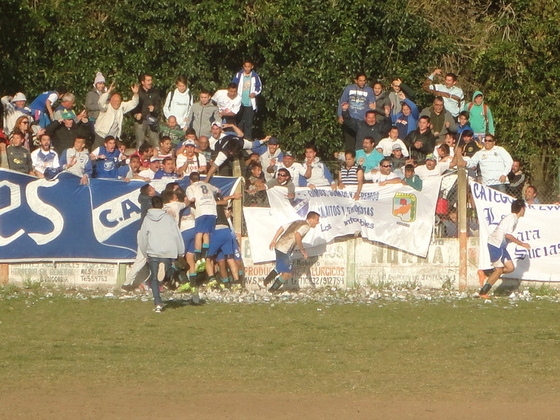 Festejo enloquecido del pueblo salaíto. Si no convertía el empate, ascendía Morning directo.
