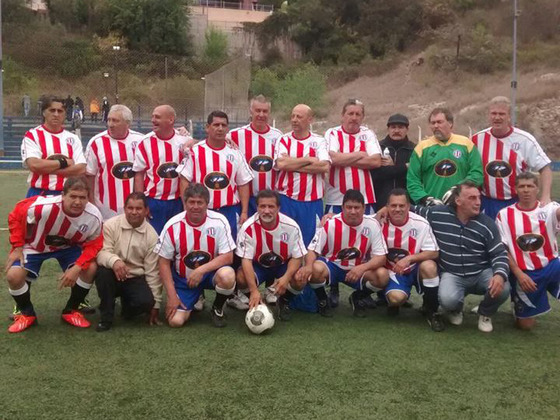 La formación en el partido inaugural. Luego debieron cambiar casaca y usar las azules.