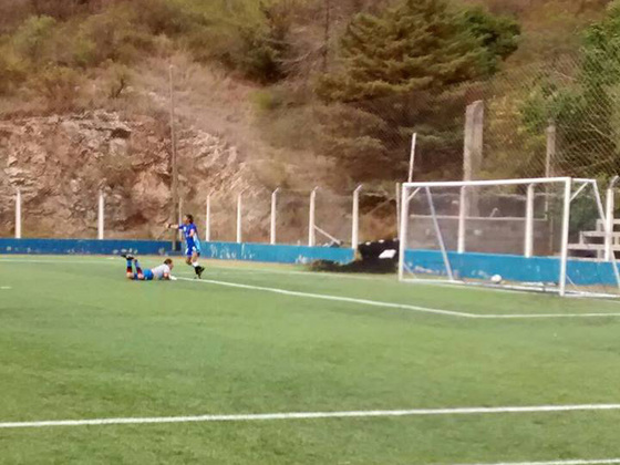 Uno de los goles de Ariel Bustamante ante Misiones. Como se ve, vistiendo la alternativa.