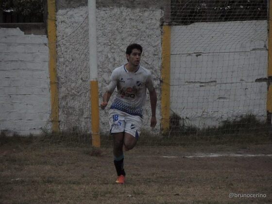 El Ogro Ramírez viene de convertir el gol que le permite estar a Argentino en el desempate.