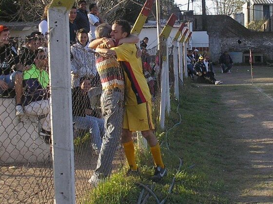 Camafreita, aquí festejando un gol junto a su padre, había llegado a 5 amarillas y ya cumplió su sanción.