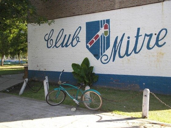 En el playón de Mitre de Pérez se instalará una moderna cancha de césped sintético. Gran inversión.