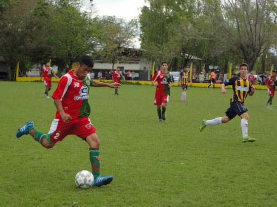 Ángel Acosta rechaza fuerte y lejos. El rojiverde no tuvo juego asociado en ofensiva.