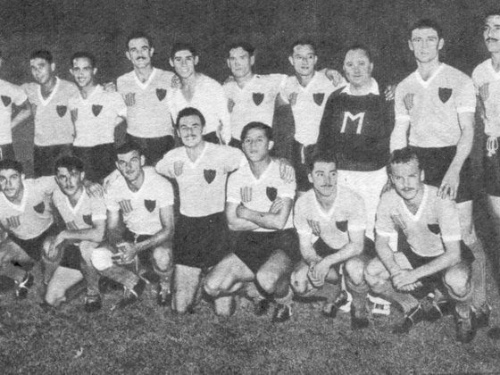 La Selección rosarina que jugó con Buenos Aires. En el pecho, los escudos de Central y Ñuls.