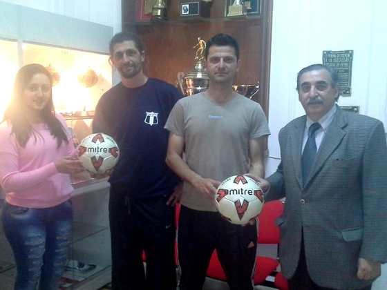 Adri&aacute;n Concina (a la izquierda), y Milton Belwich (derecha), recibiendo las pelotas semanales.