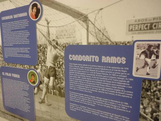 La muestra recorre los inicios y logros, figuras y anécdotas de la rica historia del fútbol de Rosario