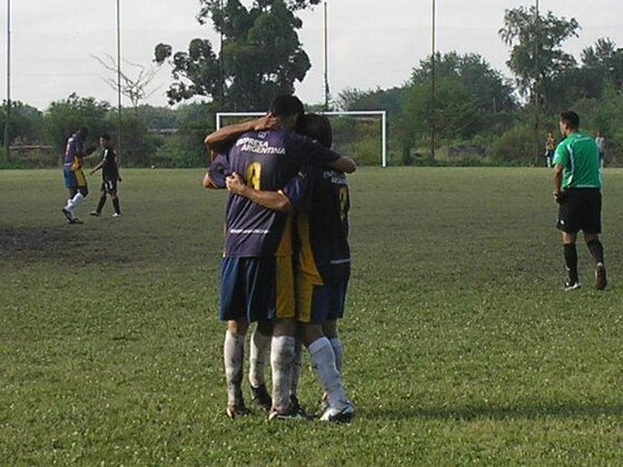 El cauto festejo del tercer gol canalla. Fue un ataque preciso y veloz, que se extendió de banda a banda.